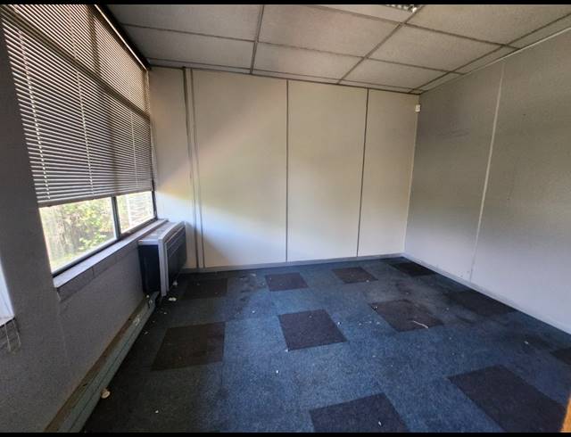 124M² OFFICE TO LET IN VORNA VALLEY